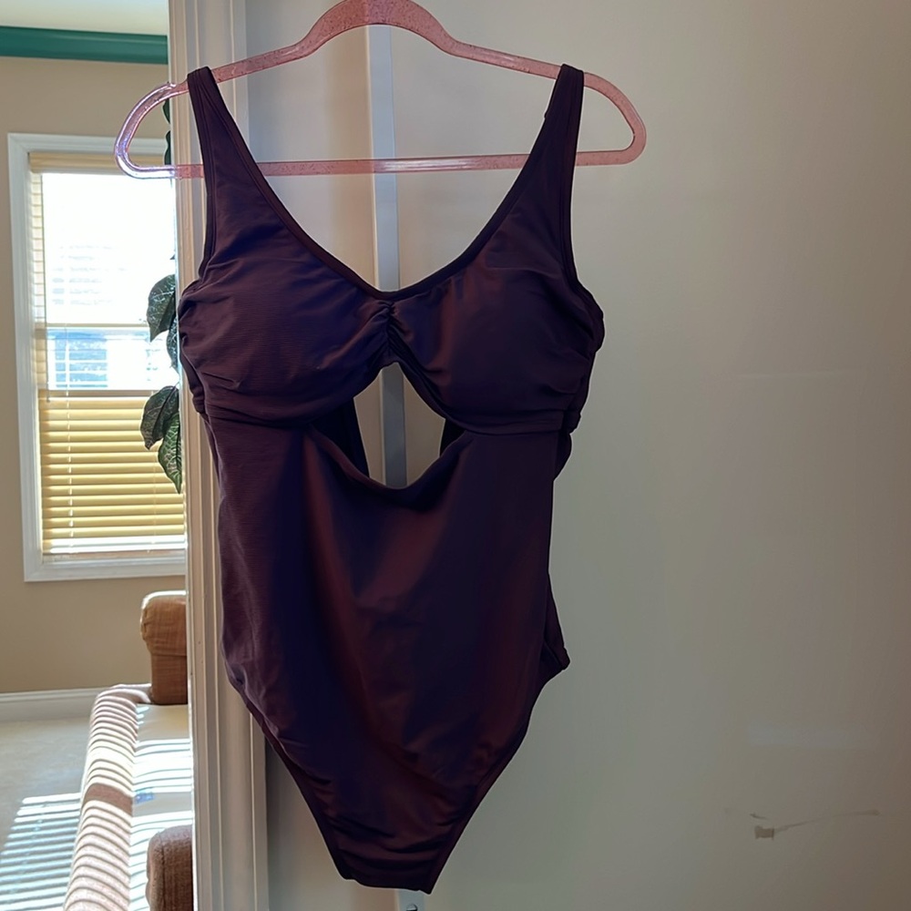 SHADE & SHORE ONE PIECE CUT OUT RIBBED SWIM SUIT. NWT. SIZE LARGE. PURPLE